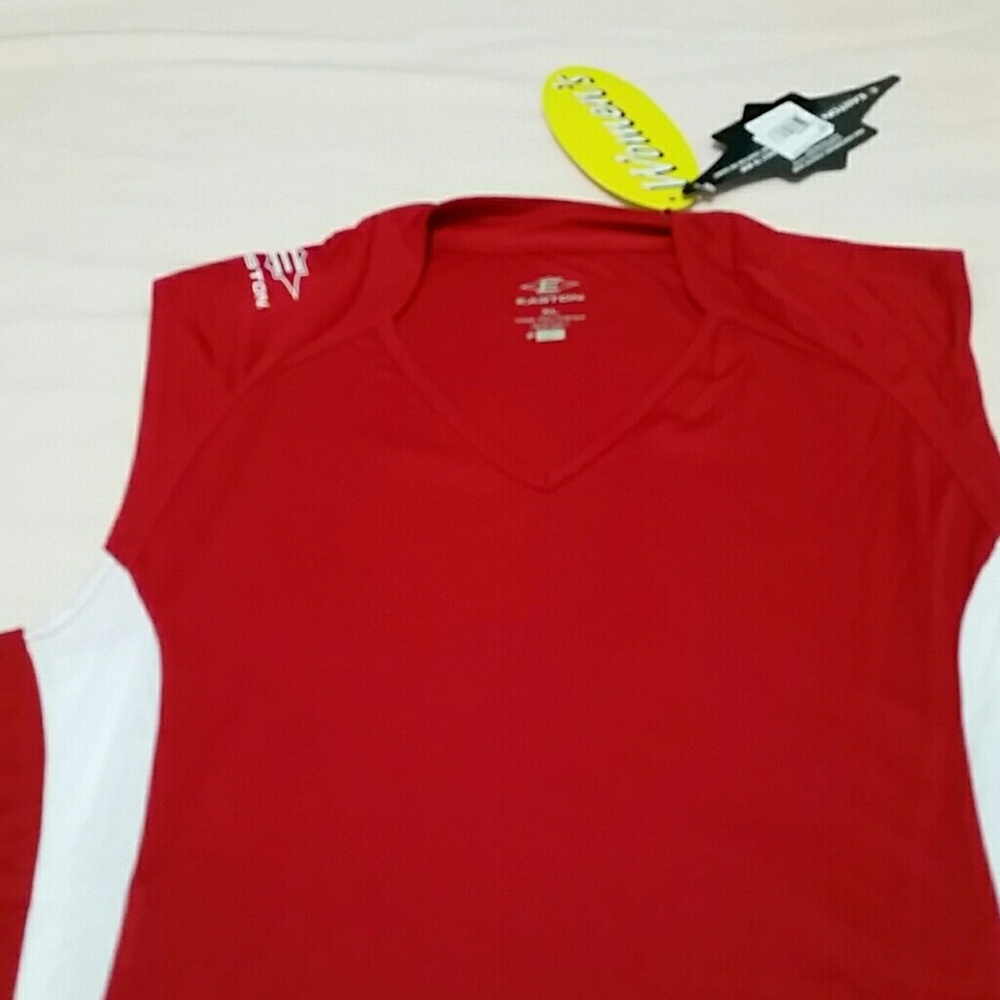 NWT. Women's  red/white athletic top. XL. - Picture 2 of 7